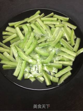 苦瓜炒牛肉——苦瓜不苦的小方法的做法步骤：4