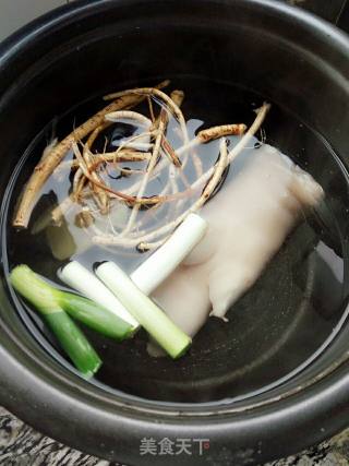 五指毛桃煲猪脚的做法步骤：3