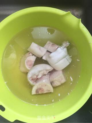 家常红烧猪蹄的做法步骤：1