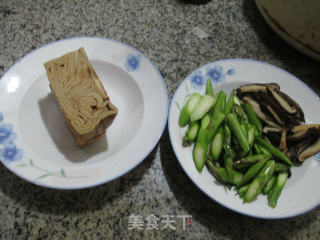香菇芦笋炒香糕的做法步骤：1