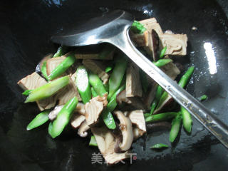 香菇芦笋炒香糕的做法步骤：4