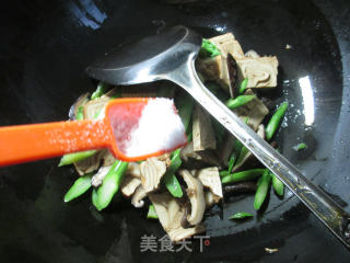 香菇芦笋炒香糕的做法步骤：6