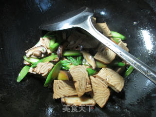 香菇芦笋炒香糕的做法步骤：7