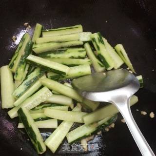 微辣青瓜虾的做法步骤：2