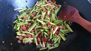 肉末炒蒜薹的做法步骤：5