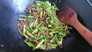 肉末炒蒜薹的做法步骤：7