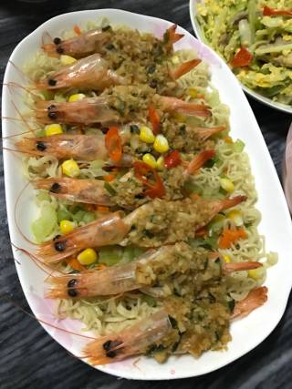 蒜蓉虾和面的做法步骤：2