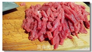 芹菜炒牛肉的做法步骤：2