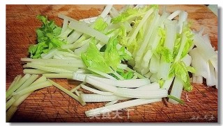 芹菜炒牛肉的做法步骤：6