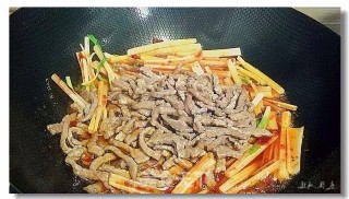 芹菜炒牛肉的做法步骤：10
