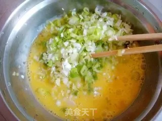金黄色的葱花鸡蛋饼，你会做吗？的做法步骤：5