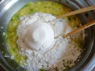 金黄色的葱花鸡蛋饼，你会做吗？的做法步骤：6