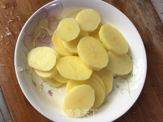 土豆炒虾的做法步骤：2