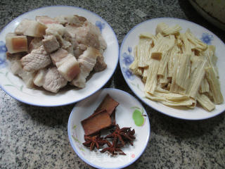 腐竹煮五花肉的做法步骤：1