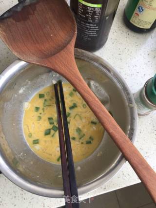 香葱鸡蛋饼的做法步骤：2