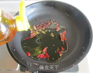 自制五香辣椒油的做法步骤：2