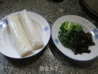 蒜薹黑木耳炒年糕的做法步骤：1