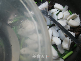 蒜薹黑木耳炒年糕的做法步骤：4