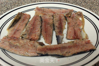 香煎秋刀鱼的做法步骤：2