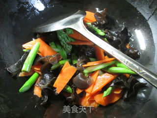 素炒三色的做法步骤：4