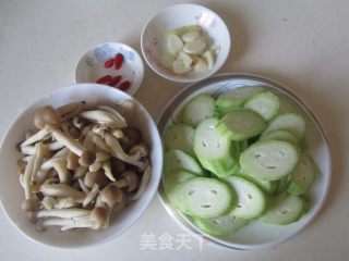 蟹味菇炒丝瓜的做法步骤：1