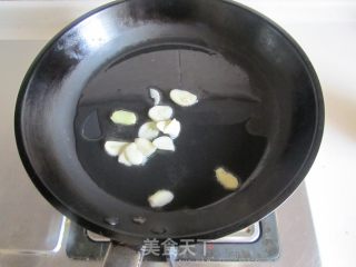 蟹味菇炒丝瓜的做法步骤：2