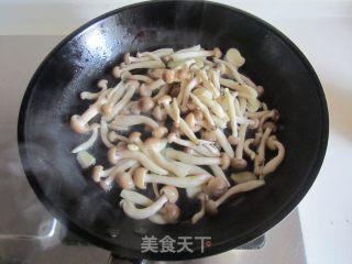 蟹味菇炒丝瓜的做法步骤：3