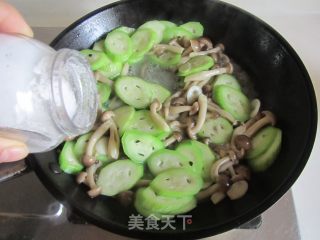 蟹味菇炒丝瓜的做法步骤：5