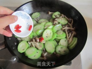 蟹味菇炒丝瓜的做法步骤：6