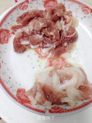 草菇炒肉的做法步骤：1