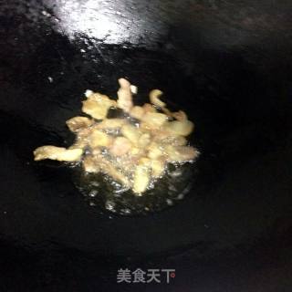 草菇炒肉的做法步骤：3