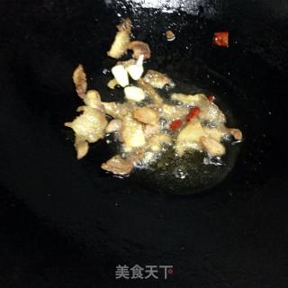 草菇炒肉的做法步骤：4