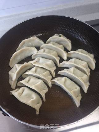 猪肉韭菜煎饺的做法步骤：5