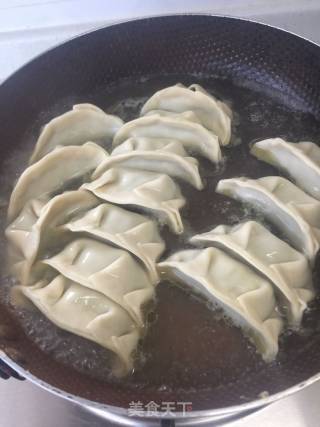 猪肉韭菜煎饺的做法步骤：6