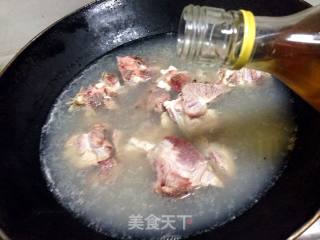 莲藕脊骨汤的做法步骤：2