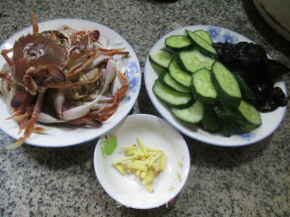 黑木耳青瓜炒花蟹的做法步骤：1