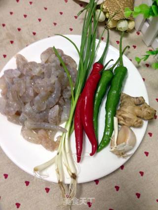 双椒炒虾仁的做法步骤：1