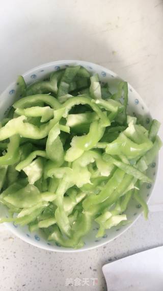 土豆营养成分非常全面，营养结构也较合理，青椒维生素C含量丰富具有解热、镇痛、增进食欲，防癌得功效的做法步骤：1