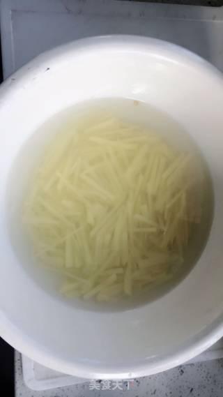 土豆营养成分非常全面，营养结构也较合理，青椒维生素C含量丰富具有解热、镇痛、增进食欲，防癌得功效的做法步骤：2