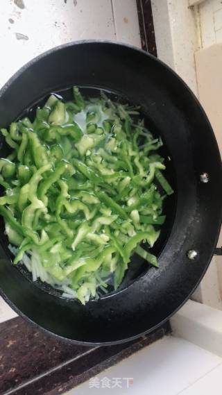 土豆营养成分非常全面，营养结构也较合理，青椒维生素C含量丰富具有解热、镇痛、增进食欲，防癌得功效的做法步骤：3
