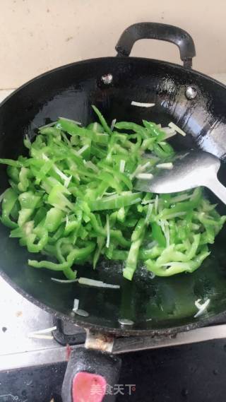 土豆营养成分非常全面，营养结构也较合理，青椒维生素C含量丰富具有解热、镇痛、增进食欲，防癌得功效的做法步骤：4