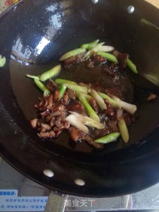 蒜苗炒腊肉的做法步骤：4