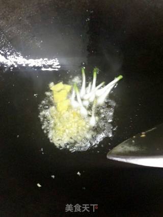 爆炒花甲的做法步骤：3