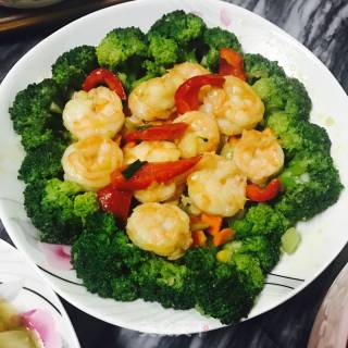 西兰花卷肥虾的做法步骤：1