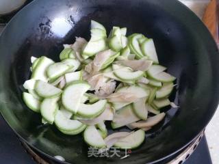 西葫芦炒笋片的做法步骤：2