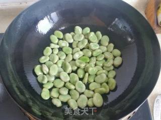 韭菜炒蚕豆的做法步骤：4