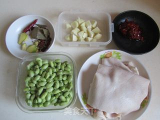 香辣猪皮炒毛豆的做法步骤：1
