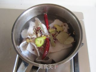 香辣猪皮炒毛豆的做法步骤：2