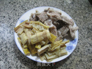 羊尾笋龙骨汤的做法步骤：1