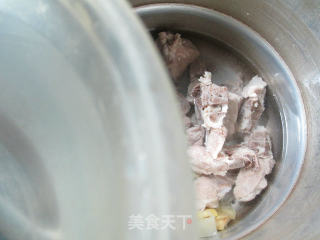羊尾笋龙骨汤的做法步骤：3